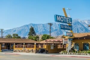 A motel in front of some mountains.