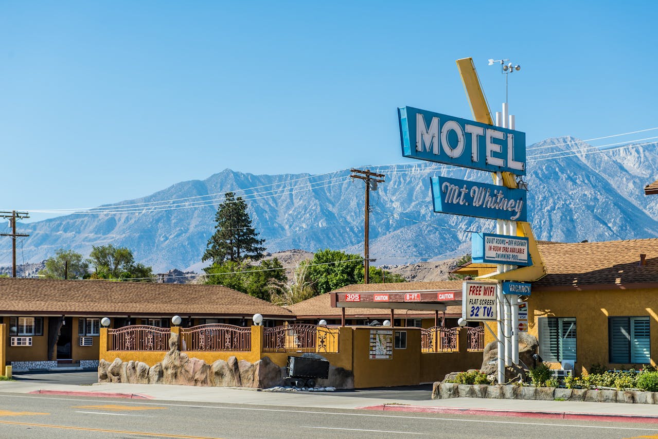 A motel in front of some mountains.
